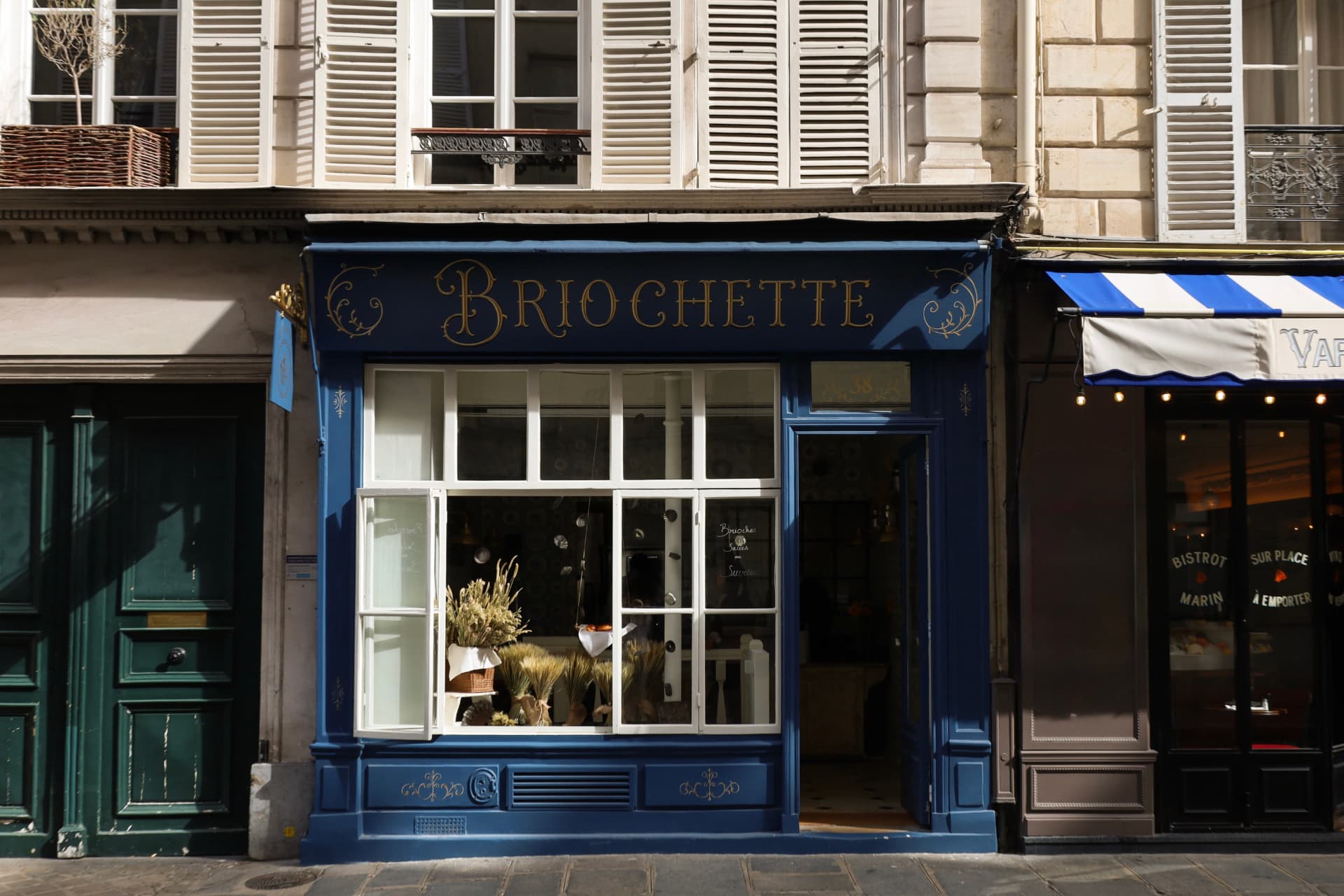 Façade de la boutique Briochette, rue de Varenne à Paris